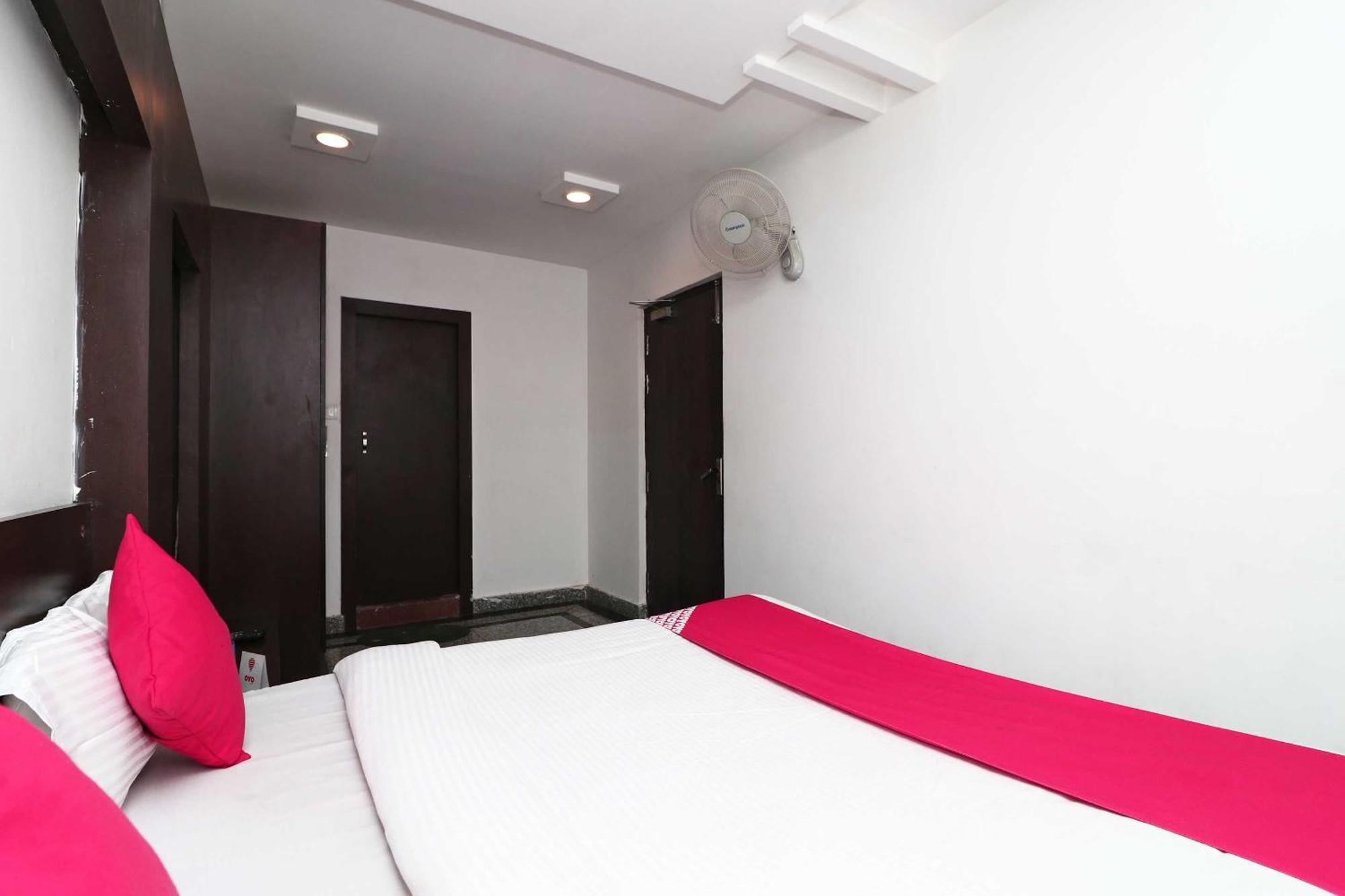 Oyo Flagship Hotel Krishna Chinhat エクステリア 写真