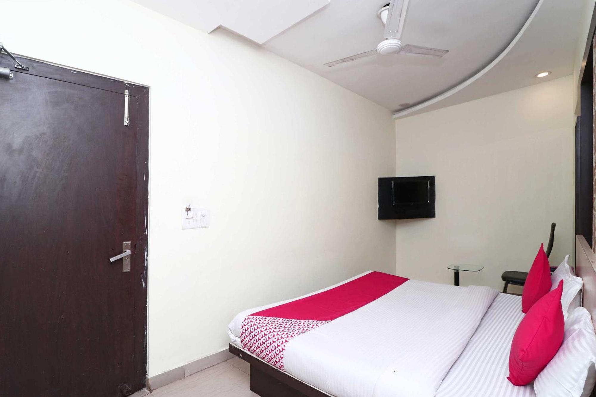 Oyo Flagship Hotel Krishna Chinhat エクステリア 写真