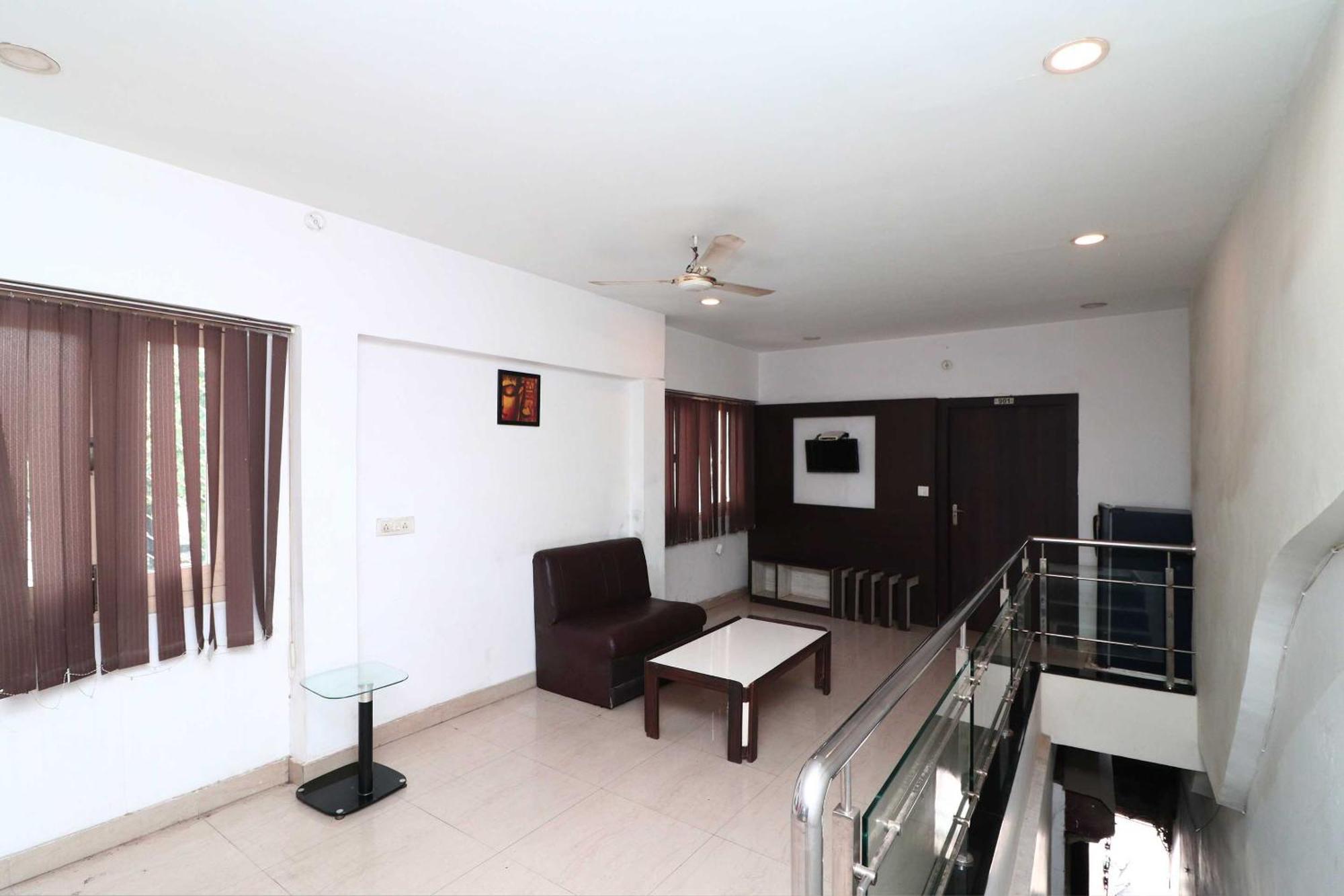 Oyo Flagship Hotel Krishna Chinhat エクステリア 写真