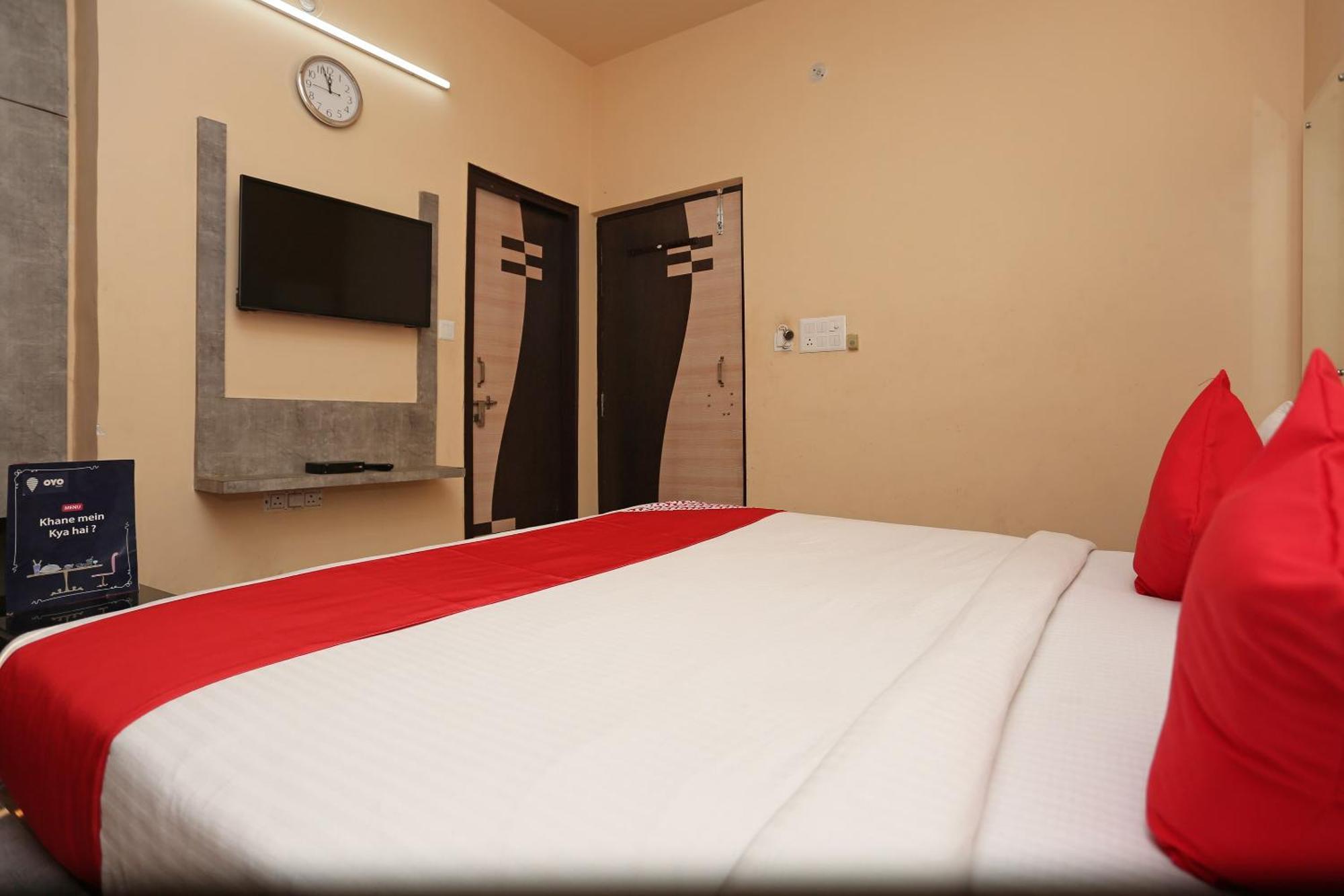 Oyo Flagship Hotel Krishna Chinhat エクステリア 写真