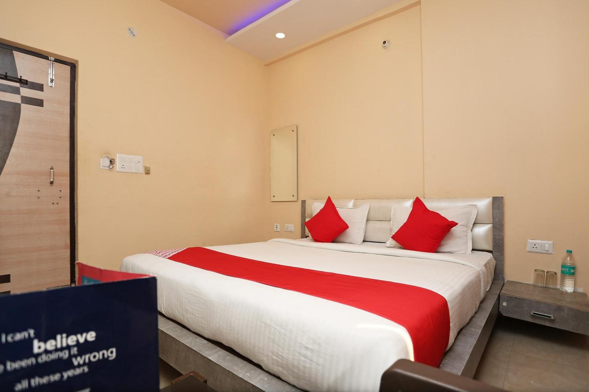 Oyo Flagship Hotel Krishna Chinhat エクステリア 写真